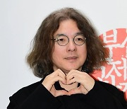 [TEN포토] 이와이 슌지 감독 '하트 보내는 거장'