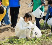 김 여사, 제주서 해녀들과 대화…반려해변 정화활동도