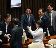 국회 등원한 이재명 대표…'화기애애'