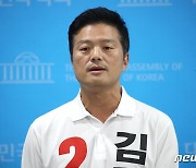 취재진 질문에 답하는 김태우 후보