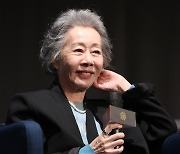 [28th BIFF] ‘대배우’ 윤여정 “나보다 나은 사람과 놀아야 발전해”