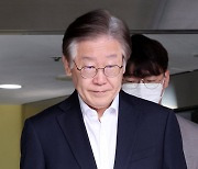 이재명, '대장동·위례 의혹' 재판 첫 출석…질문엔 묵묵부답