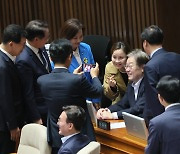 18일 만에 국회 온 이재명···“강서구청장 투표율 낮아, 민심 보여달라”