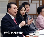 [포토] 교사들 만난 윤석열 대통령