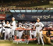 [MD포토] LG '시즌 하이라이트 영상을 보며 정규리그 우승에 취하다'