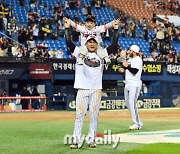 [MD포토] 오지환 '아들과 함께 응원가 부르며 우승 세리머니'