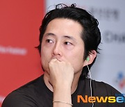 스티븐 연, 동시통역기 통해 경청 [포토엔HD]