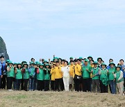 김건희 여사, 제주도 찾아 반려해변 정화활동