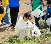 반려해변 정화활동하는 김건희 여사