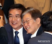 이재명 대표와 인증샷 찍는 정일영 의원