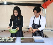 은갈치 회무침 만드는 김건희 여사