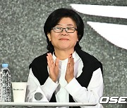 팬들 보며 미소짓는 이정은 [사진]