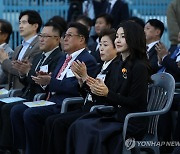 김건희 여사, 제주 서귀포 은갈치 축제 개막식 참석