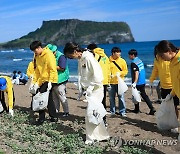 김건희 여사, 제주 '반려해변' 정화활동 나서