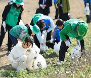 '반려해변' 정화활동 참여한 김건희 여사