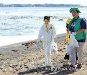 '반려해변' 가꾸기 참여한 김건희 여사