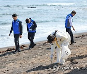 '반려해변' 가꾸기 참여한 김건희 여사