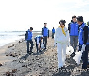 '반려해변' 가꾸기 참여한 김건희 여사