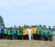 김건희 여사, 제주 '반려해변' 정화활동 참여