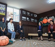 제주 해녀들의 테왁·오리발 등 장비 설명듣는 김건희 여사