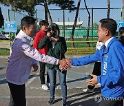 강서보선 '명함 배포' 고발전…與 "선거법 위반" 野 "허위사실"(종합)