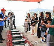 은갈치 경매 체험하는 김건희 여사