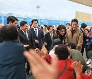 김건희 여사, 제주 서귀포 은갈치 축제 참석