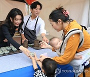 김여사, 서귀포 은갈치 축제 방문…"수산물 소비 활성화 최선"(종합)