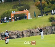 [포토] 조우영 '정교한 아이언샷 구사하는 금메달리스트'