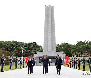 현충원 참배 마친 유인촌 문체부 장관