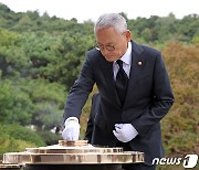 취임 후 현충원 참배하는 유인촌 문체부 장관