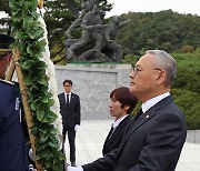 현충원 참배하는 유인촌 신임 문체부 장관