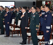 국기에 대한 경례하는 신원식·이종섭