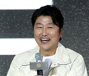 송강호, 톱스타의 밝은 미소