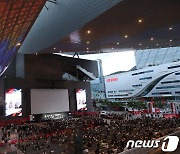 많은 팬들 관심 속 열리고 있는 '거미집' 오픈토크