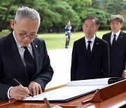 유인촌 장관 현충원 참배…“문화로 국민께 희망을”[포착]