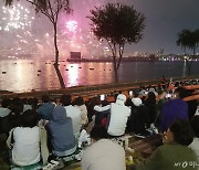 하늘 수놓은 불꽃에 "우와!"…"비키세요" 100만 인파에 실랑이도[르포]