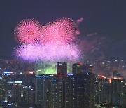 [포토뉴스] 도심 밤하늘 밝힌 ‘서울세계불꽃축제’