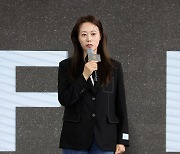 '괜찮아 괜찮아 괜찮아!' 야외무대인사 하는 감독 김혜영