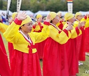 “인천 능허대 문화축제에서 퍼레이드 하는 백제사신들”