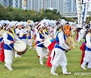 “인천 능허대 문화축제에서 퍼레이드 하는 백제사신들”