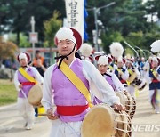 “인천 능허대 문화축제에서 퍼레이드 하는 백제사신들”