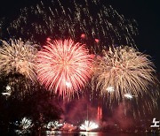 가을 저녁 화려한 불꽃의 축제