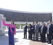 당창건기념탑 참관하는 북한주재 외교단원들