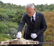 유인촌 신임 장관, 현충탑 분향