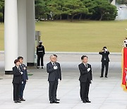 유인촌 신임 장관, 현충원 참배