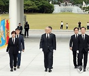 유인촌 문체부 신임 장관, 현충원 참배