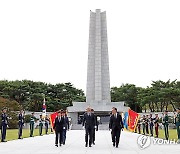 현충원 참배 마친 유인촌 신임 문체부 장관