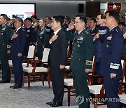 국기에 경례하는 이종섭-신원식