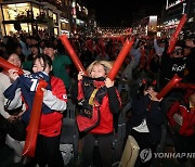 [아시안게임] 축구 금빛승리에 홍대 거리 '붉은물결' 열광(종합)